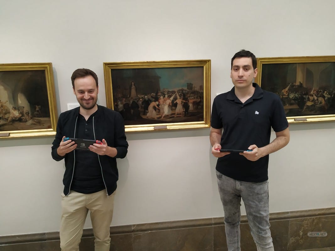 Cabeza y Ureña posan con Nintendo Switch frente a la Procesión de Disciplinantes de Goya
